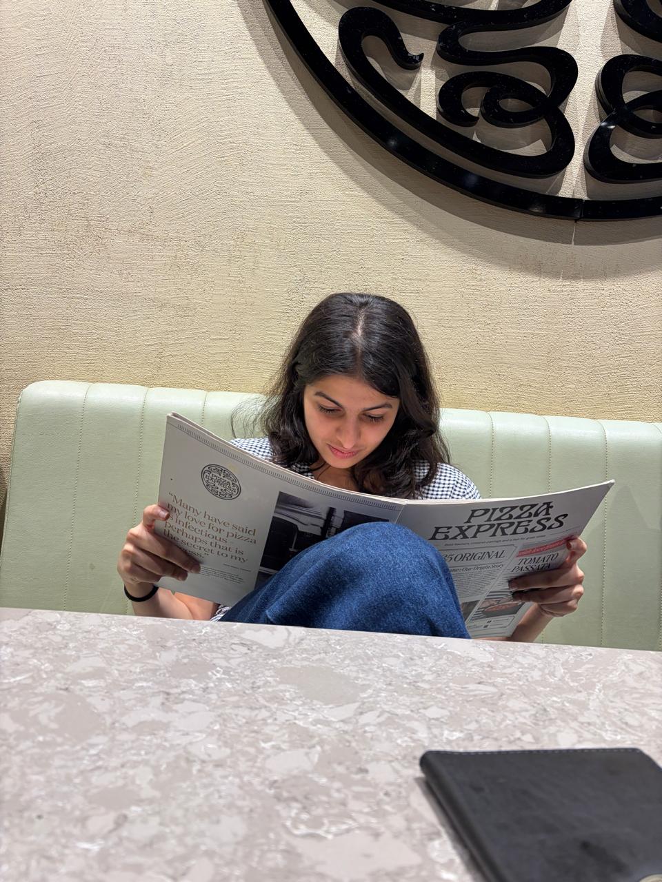 Meeti reading a menu